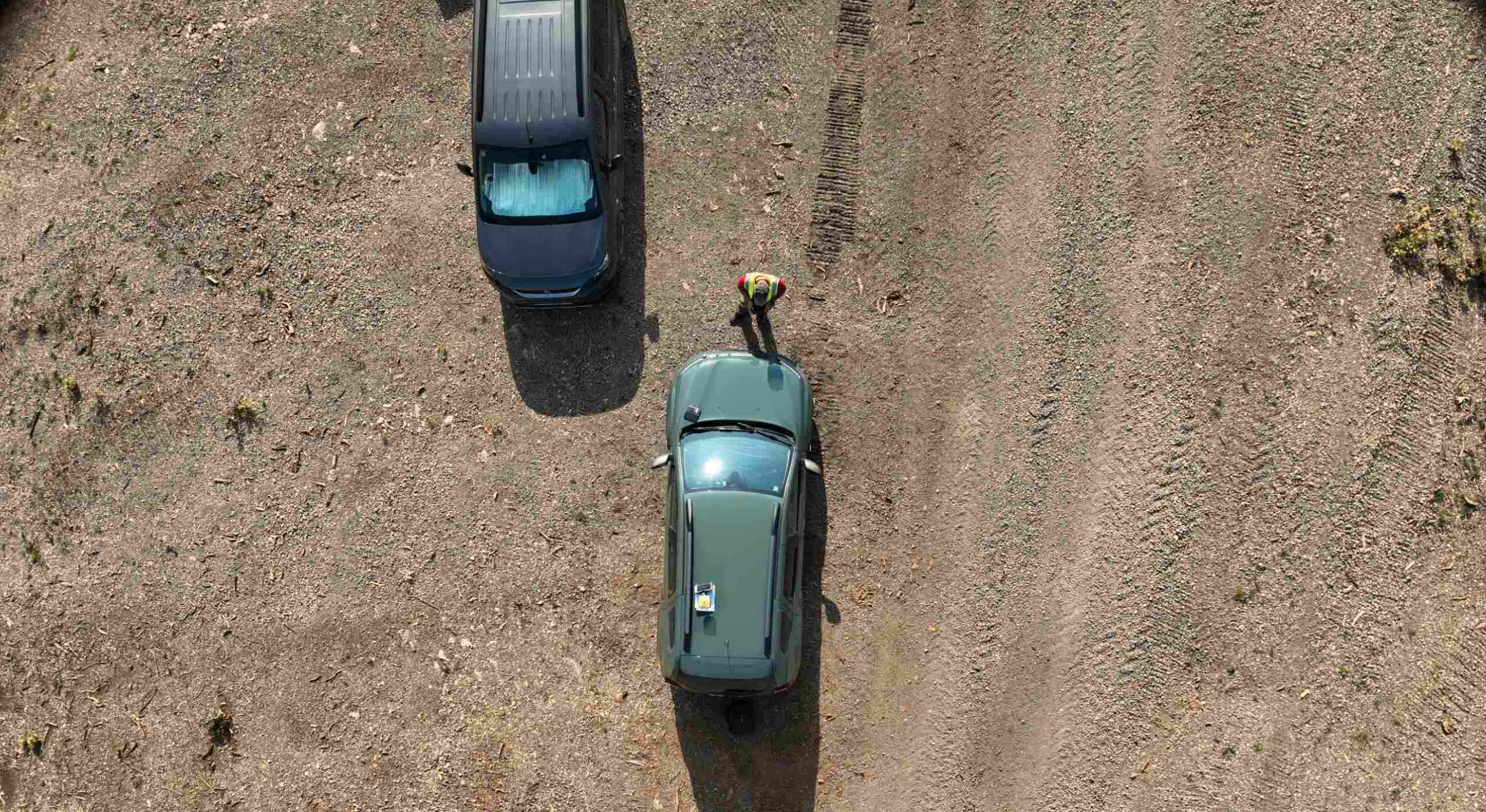 Snimanje dronom iznad auta