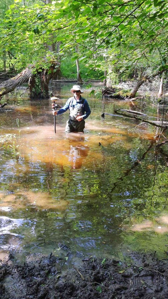 Geodet vrši mjerenje u jezeru