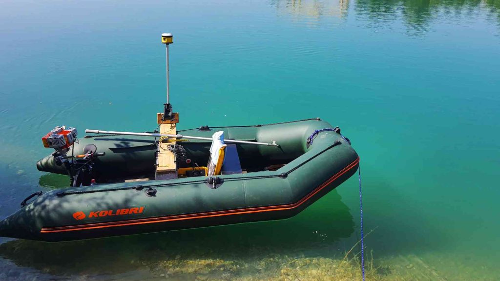Geodetska mjerenja jezera pomoću gumenog čamca