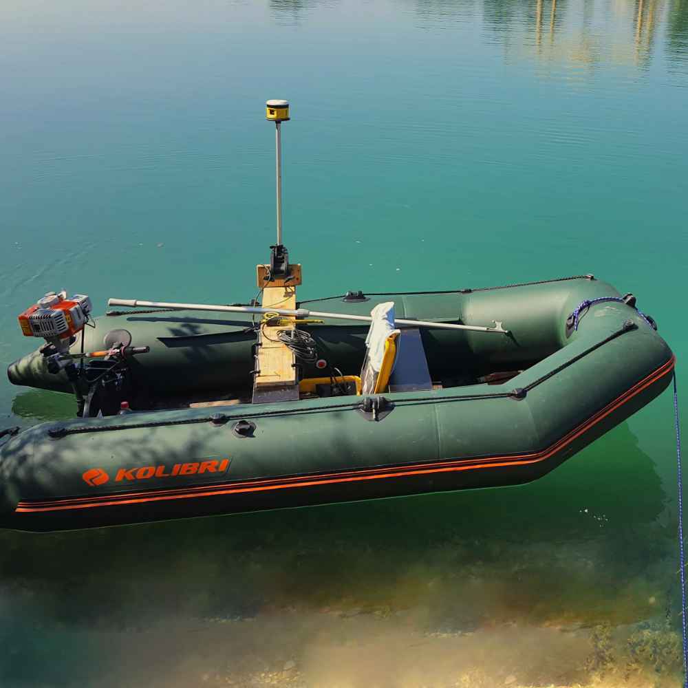 Geodetsko mjerenje na jezeru koristeći gumenoi čamac